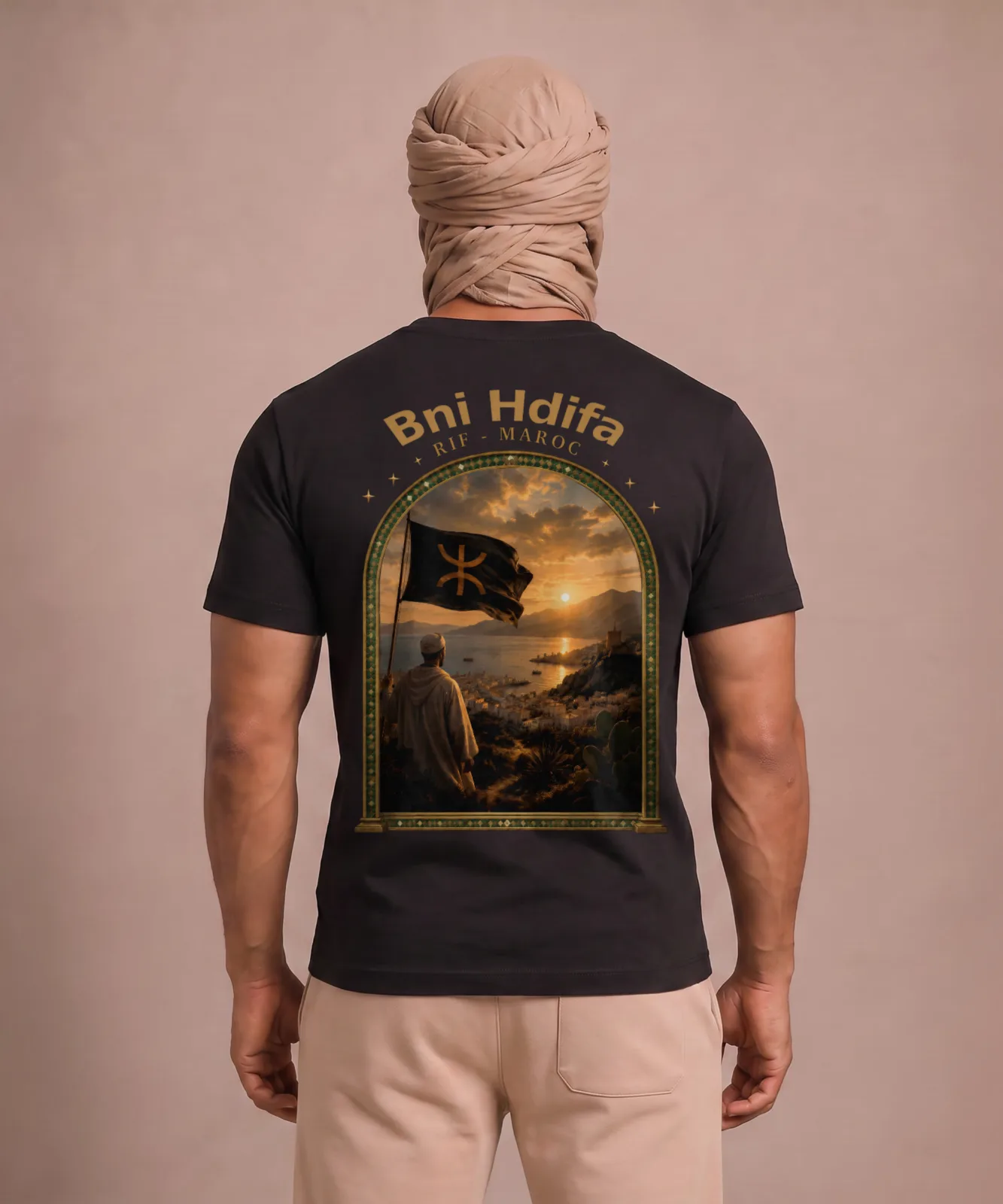 The Amazigh Tee met berglandschap en subtiele verwijzing naar de Rif