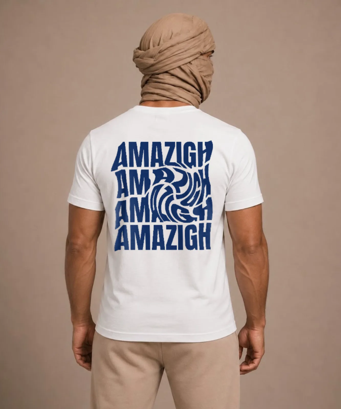 Amazigh Swirl Tee met blauwe Amazigh typografie op wit shirt