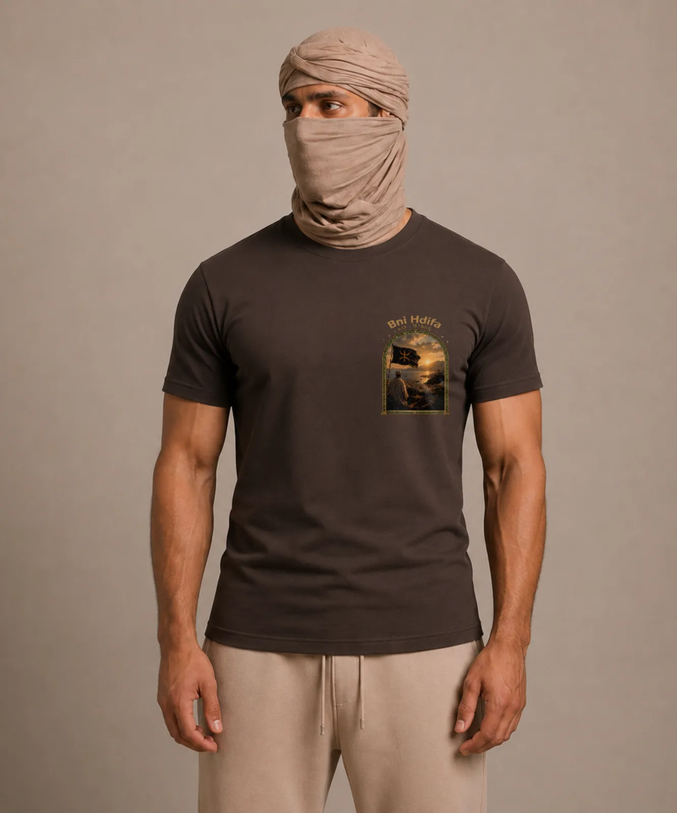 The Amazigh Tee · Bruin · voorkant