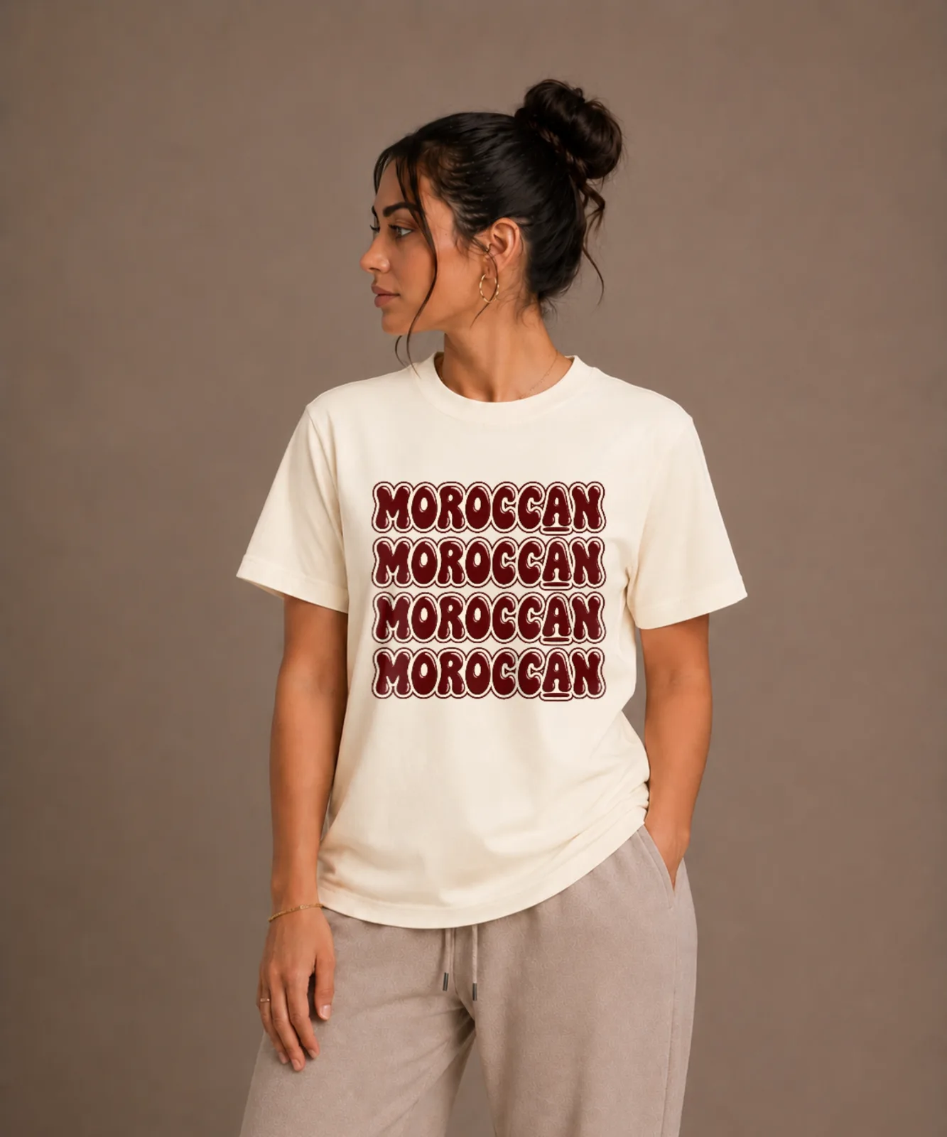Moroccan Tee met herhalende Marokkaanse typografische graphic