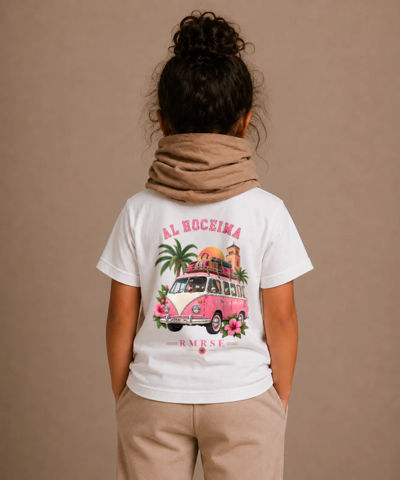 The Moroccan Postcard Marokkaans meisjes T-shirt met vintage roze bus, palmbomen en bloemen