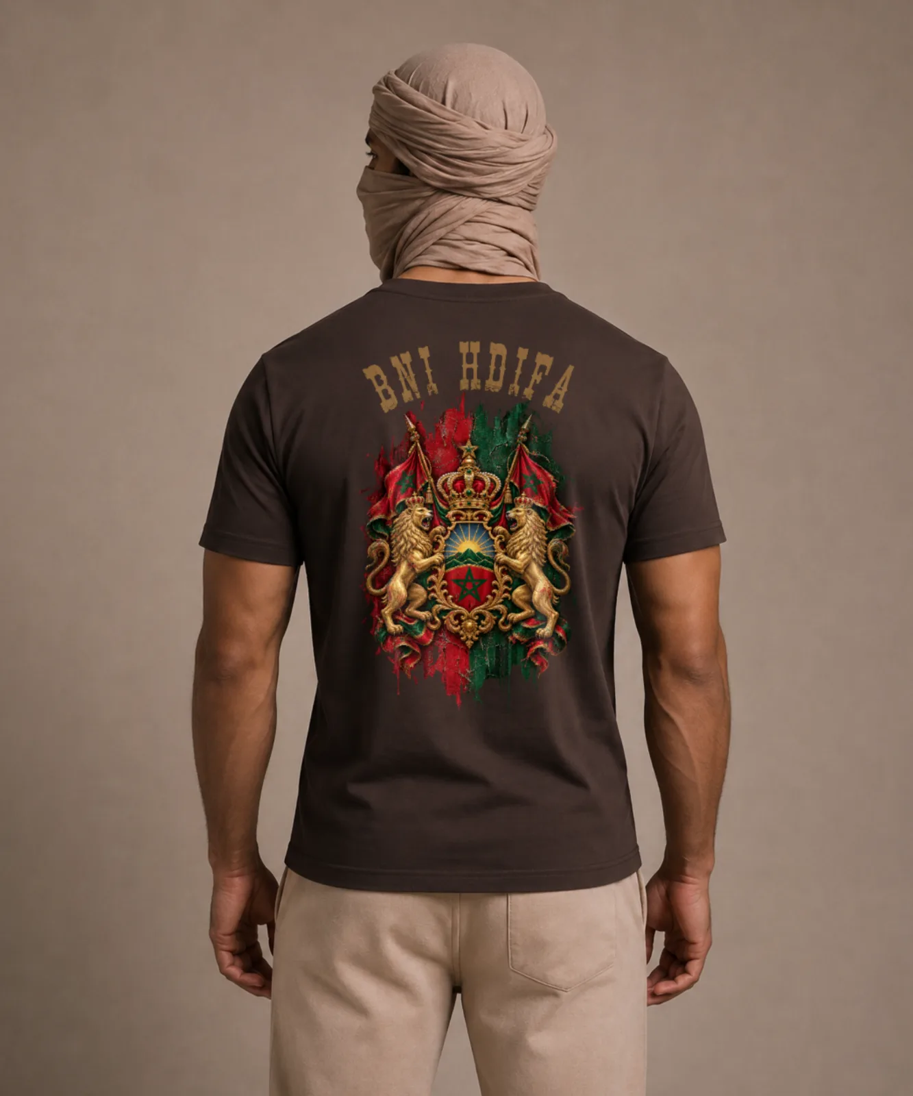 Coat of Arms Tee met gedetailleerde Marokkaanse en Amazigh graphic